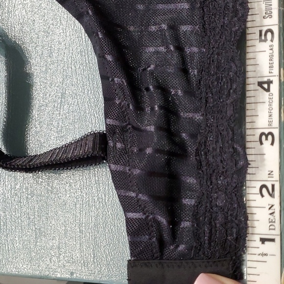 QT, BLACK LACE BRA. SIZE 42DD. Light padded with wire. Adjustable straps. - Picture 3 of 9